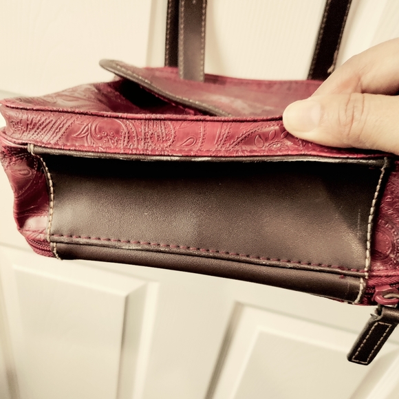 Relic Quality Brand red embossed crossbody bag purse - Picture 5 of 8